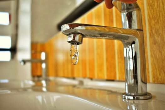男 洗顔 水だけ vs 洗顔料 どっちがいいのイメージ画像